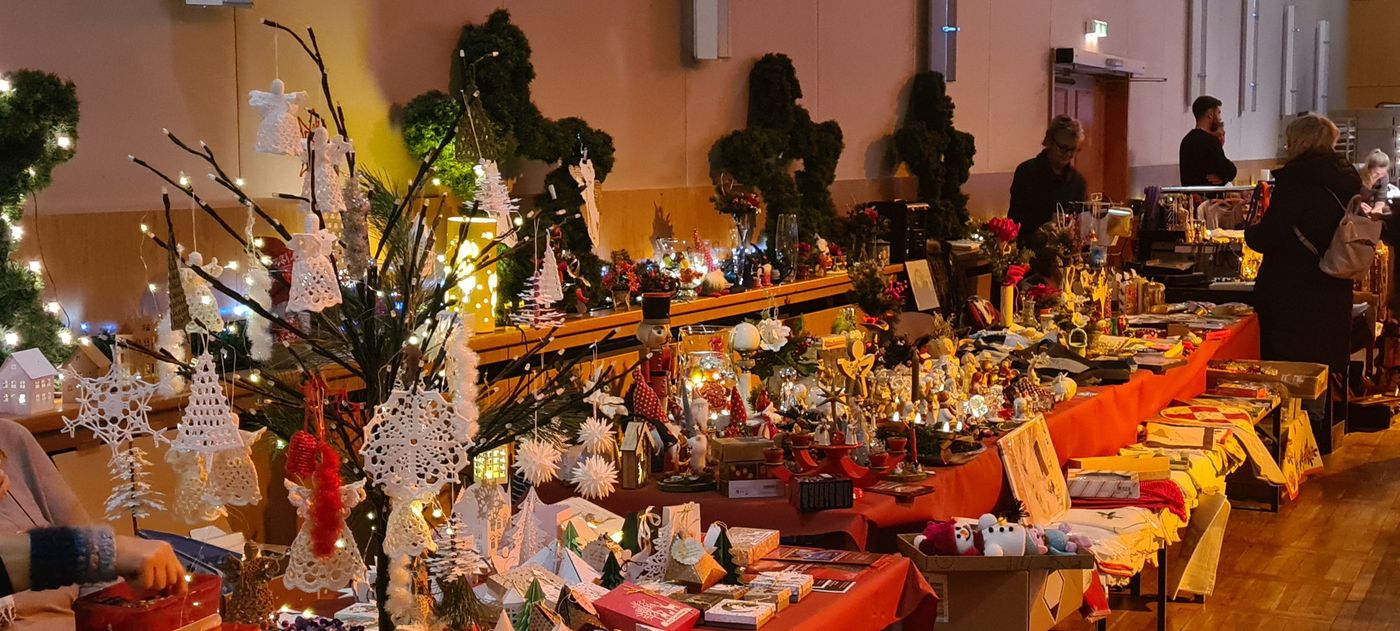 Stände mit Weihnachtsdekoration im Kulturhaus