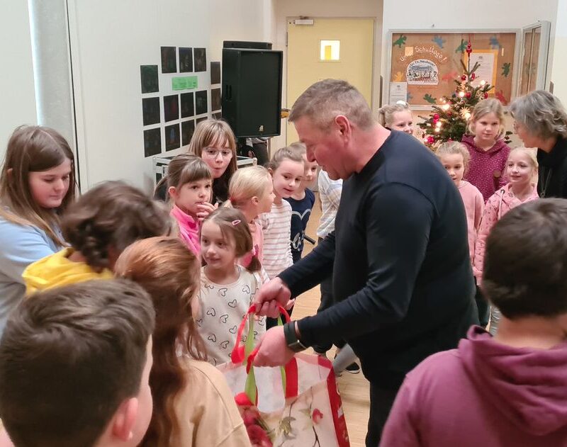 Bürgermeister, Marco Jahns, Neubauer Schule, Weihnachten, Geschenke