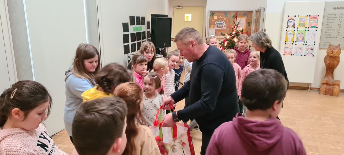 Bürgermeister, Marco Jahns, Neubauer Schule, Weihnachten, Geschenke