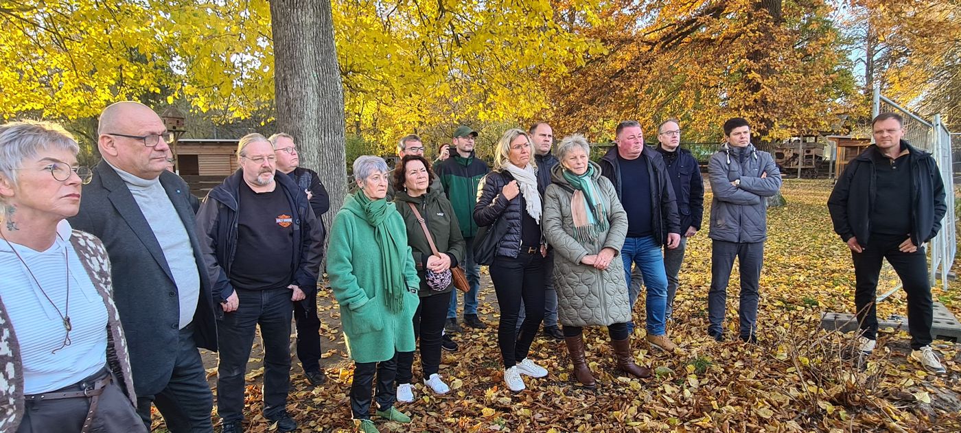 Abgeordnete informieren sich auf der Baustelle.