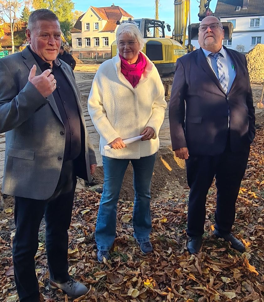 Bürgermeister Marco Jahns im Gespräch mit Stadtvertretern