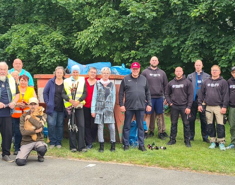 Gruppenbild der Müllsammler vor einem Container