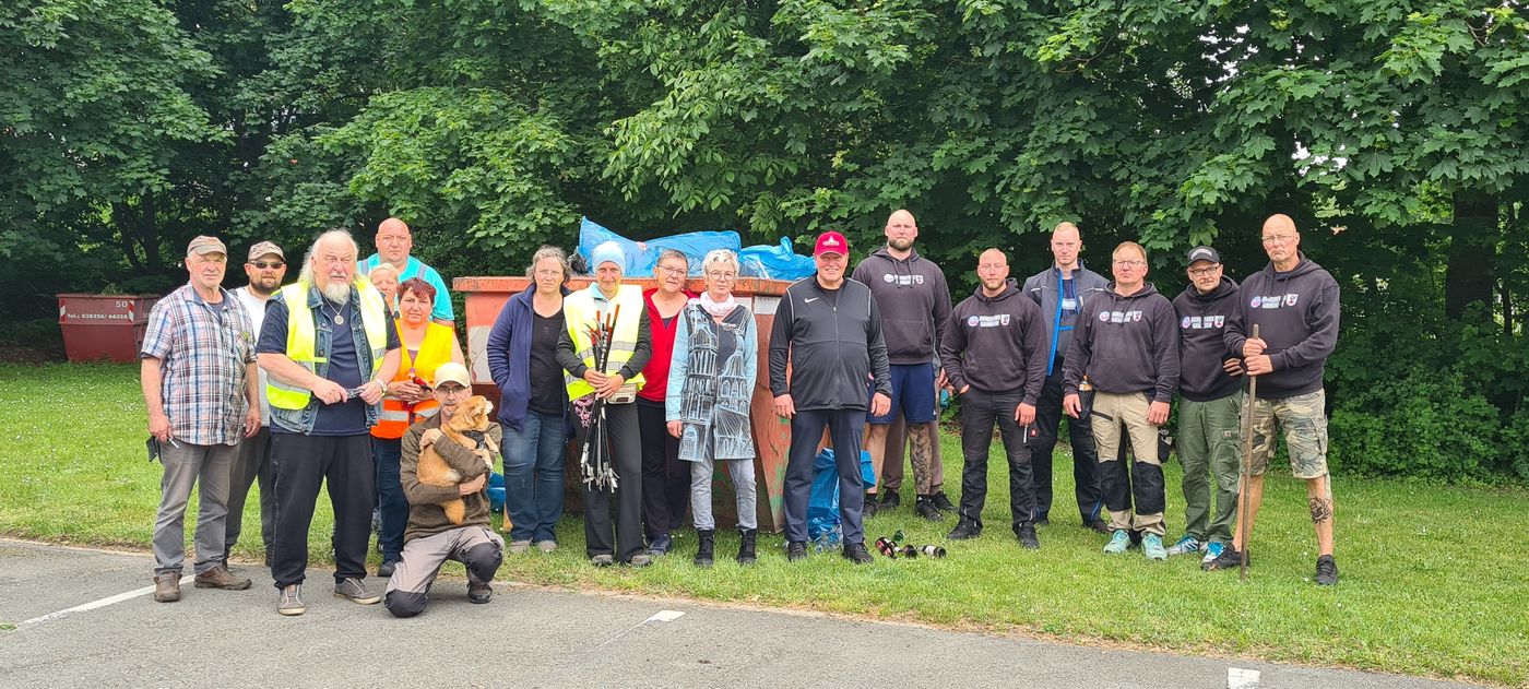 Gruppenbild der Müllsammler vor einem Container