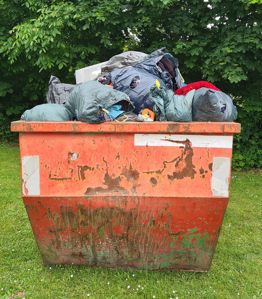 Prall gefüllter Müllcontainer auf dem Hof des Kulturhauses.