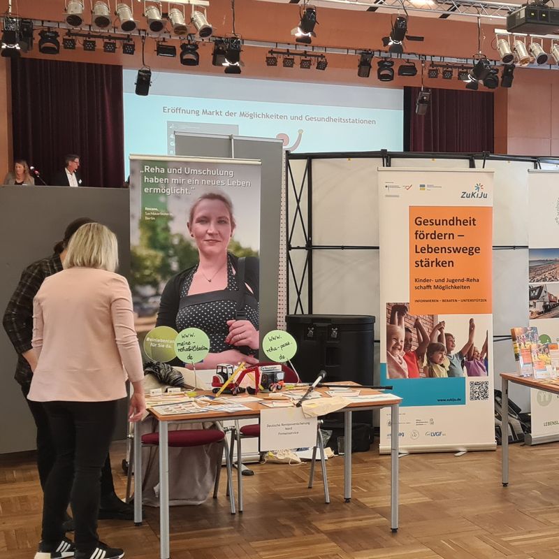 Eine Besucherin schaut sich an einem Informationsstand um.