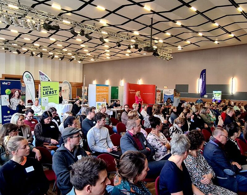 Voll besetzter Saal im Kulturhaus. Gäste blicken auf die Bühne.