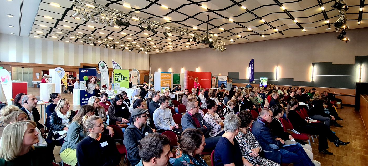 Voll besetzter Saal im Kulturhaus. Gäste blicken auf die Bühne.