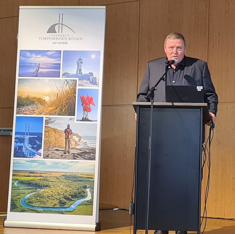 Eröffnungsrede auf der Bühne. Bürgermeister Marco Jahns spricht zu den Gästen.