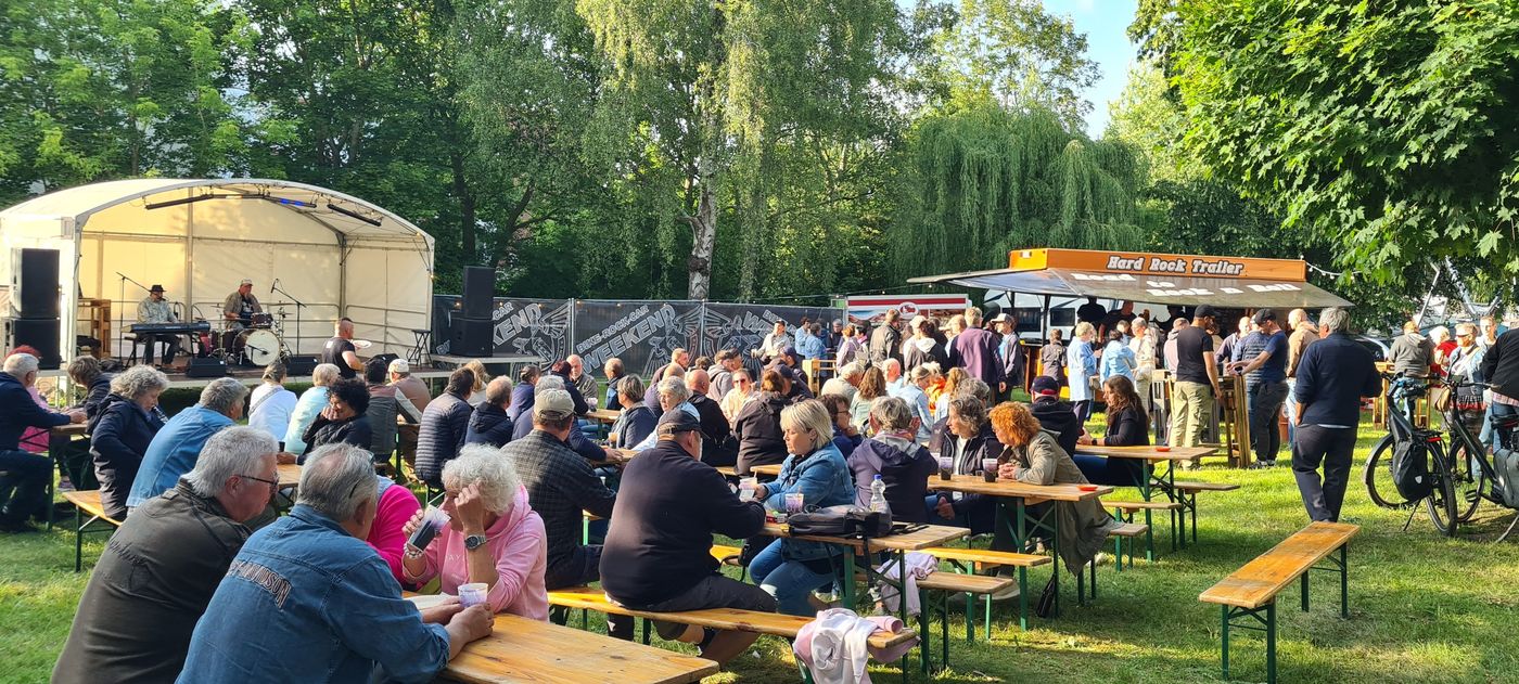Gäste lauschen im Volkspark dem Bühnenprogramm.