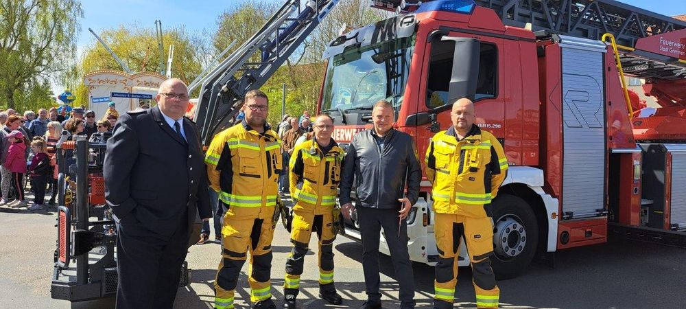 Wehrleitung vor der neuen Drehleiter der Feuerwehr