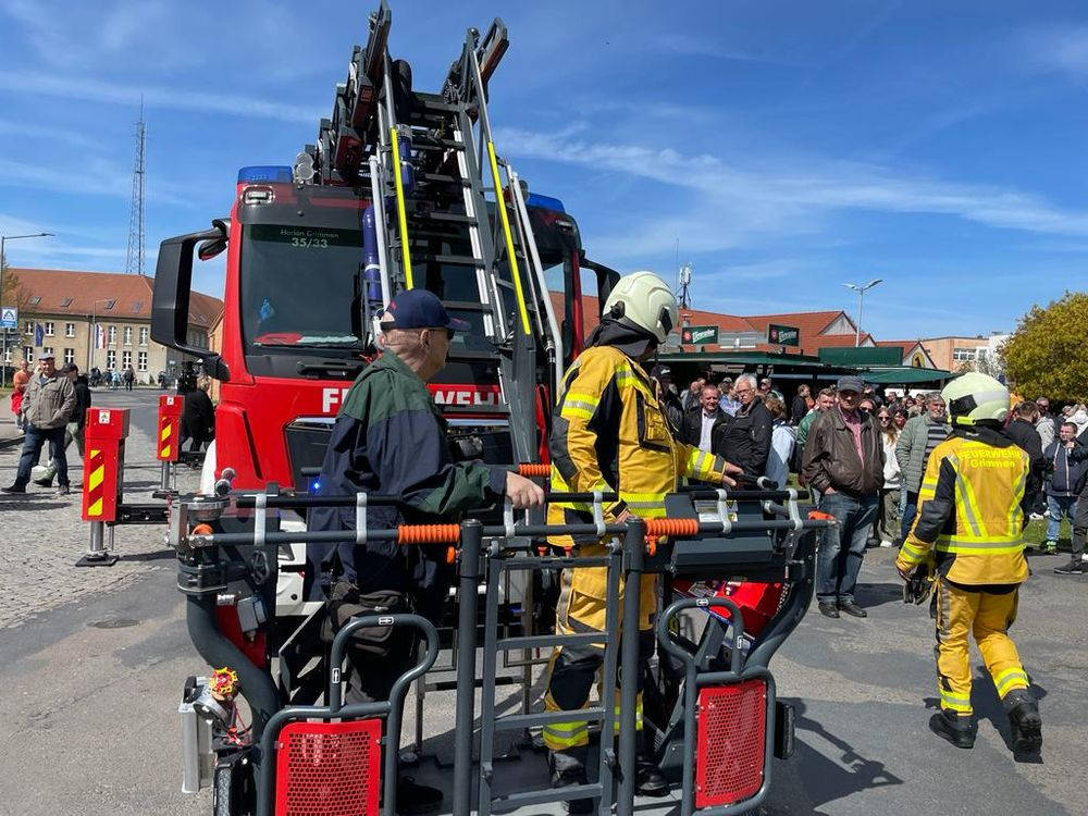 abgesenkter Korb der Drehleiter vor dem Feuerwehrfahrzeug