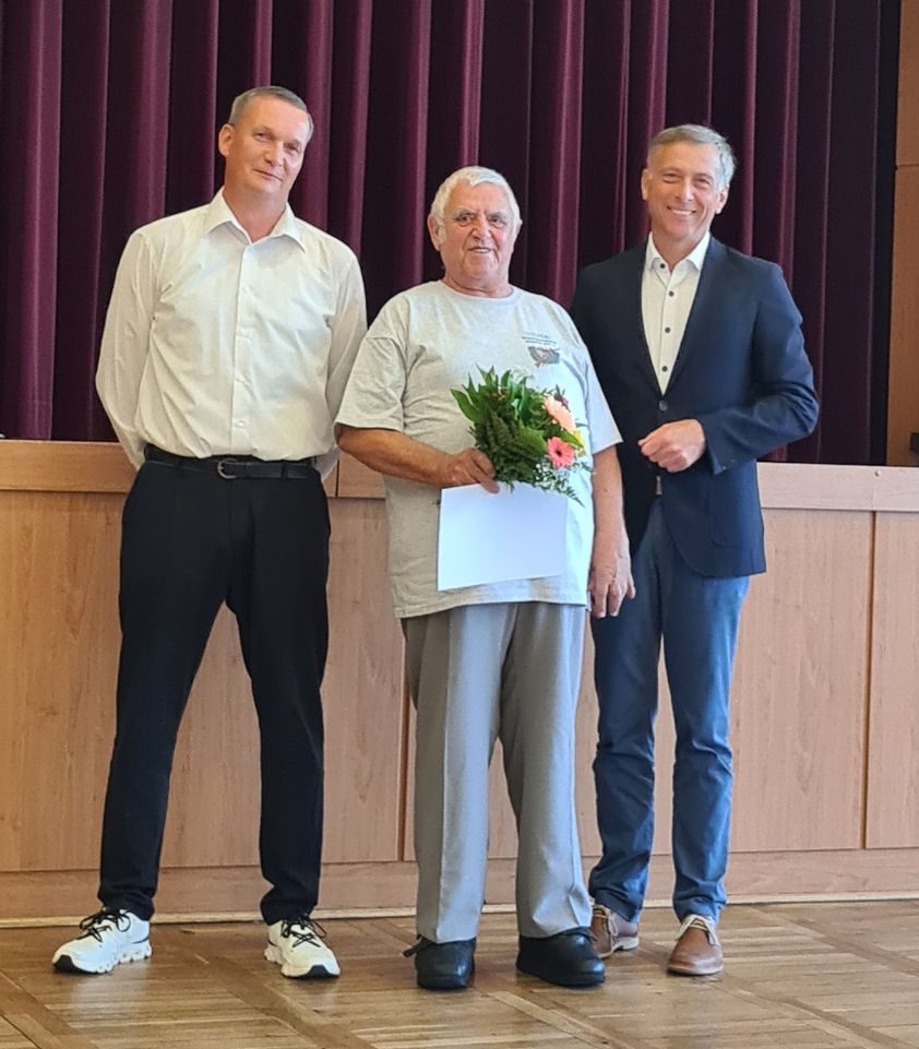 Landrat Stefan Kerth und der Vorsitzende des Fördervereins, Thomas Hagemann ehren Gerhard Krüger vom PSV