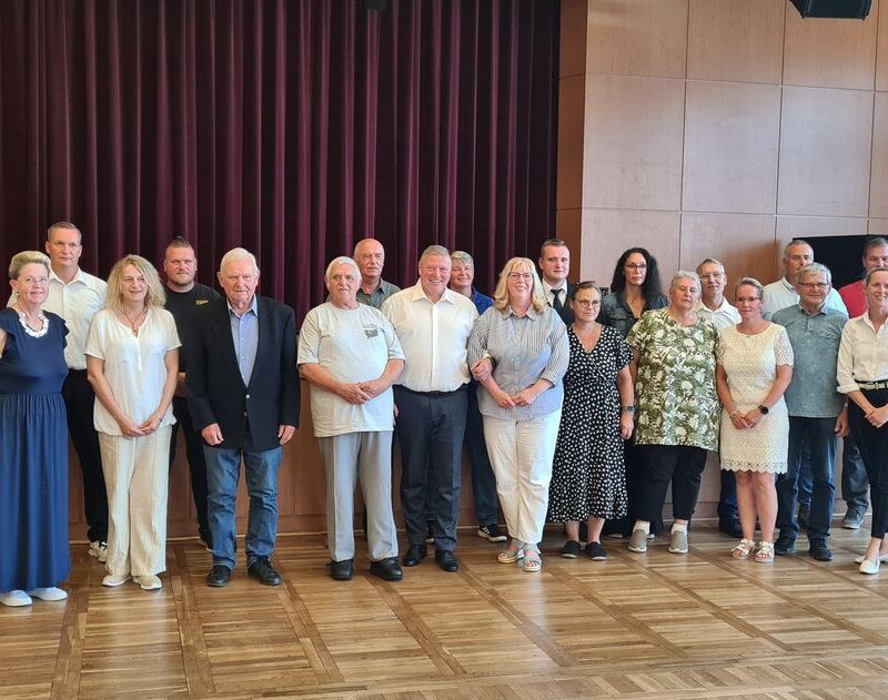 Gruppenbild aller Ausgezeichneten, gemeinsam mit dem Förderverein und Ehrengästen.