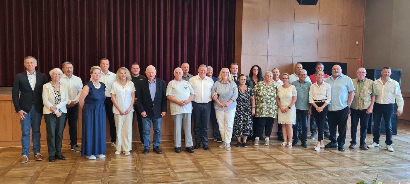 Gruppenbild aller Ausgezeichneten, gemeinsam mit dem Förderverein und Ehrengästen.