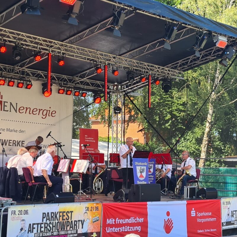 Blick auf die Bühne beim Parkfest 2025. Zu sehen ist die Kapelle der Freiwilligen Feuerwehr.