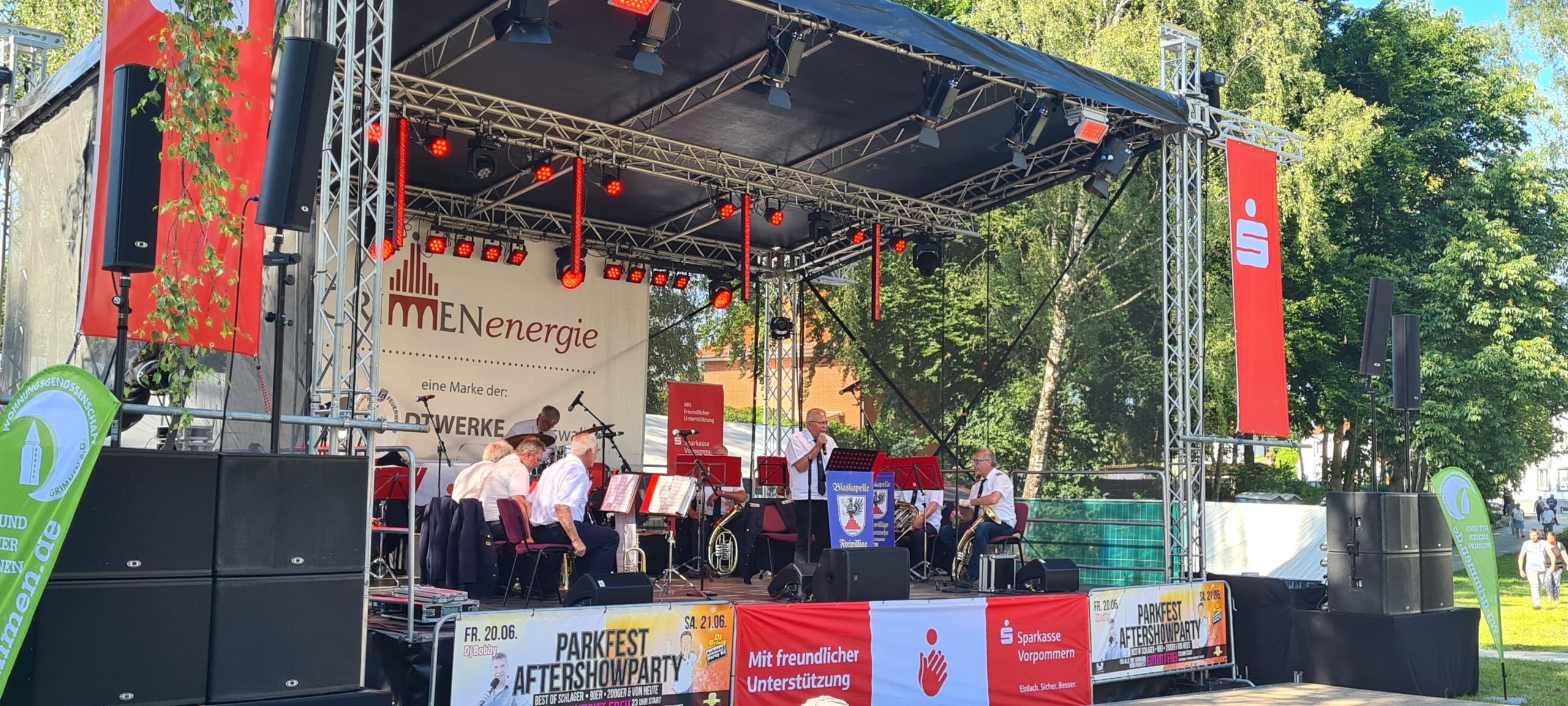 Blick auf die Bühne beim Parkfest 2025. Zu sehen ist die Kapelle der Freiwilligen Feuerwehr.