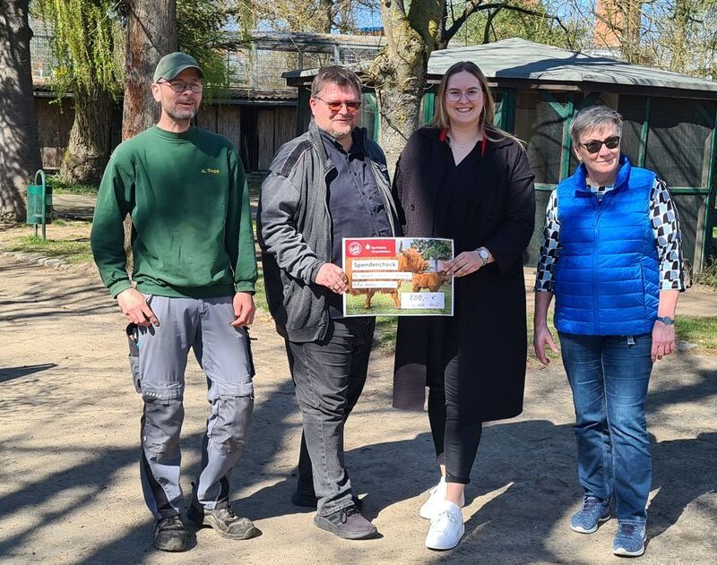 Die Stadtbäckerei Kühl und die Sparkasse Vorpommern übergeben den Spendencheck an den Tierpark.