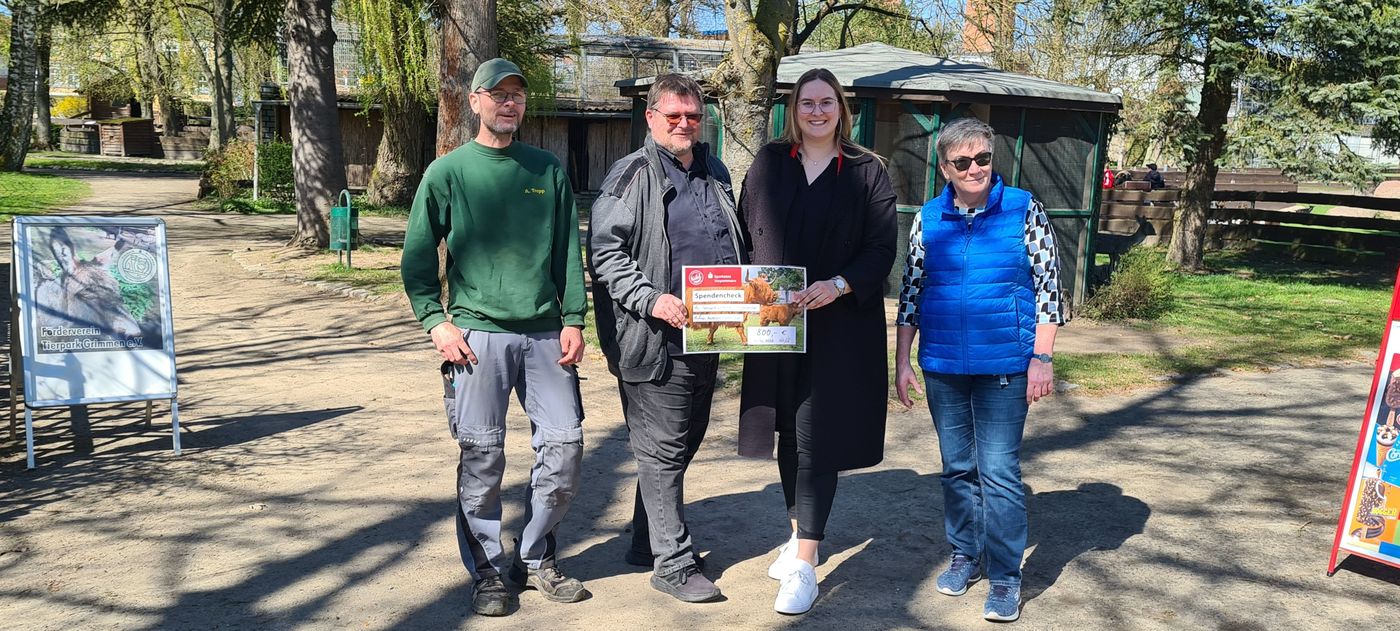 Die Stadtbäckerei Kühl und die Sparkasse Vorpommern übergeben den Spendencheck an den Tierpark.