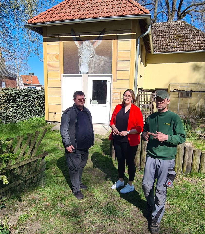 Tierparkleiter Andreas Trapp erklärt vor dem Rohbau wie das neue Gebäude und die Außenanlage aussehen sollen.