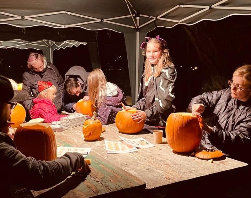 Kinder beim Kürbisschnitzen