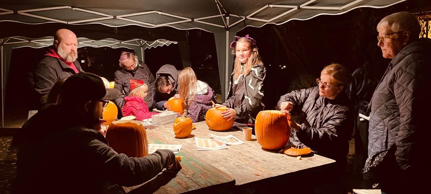 Kinder beim Kürbisschnitzen