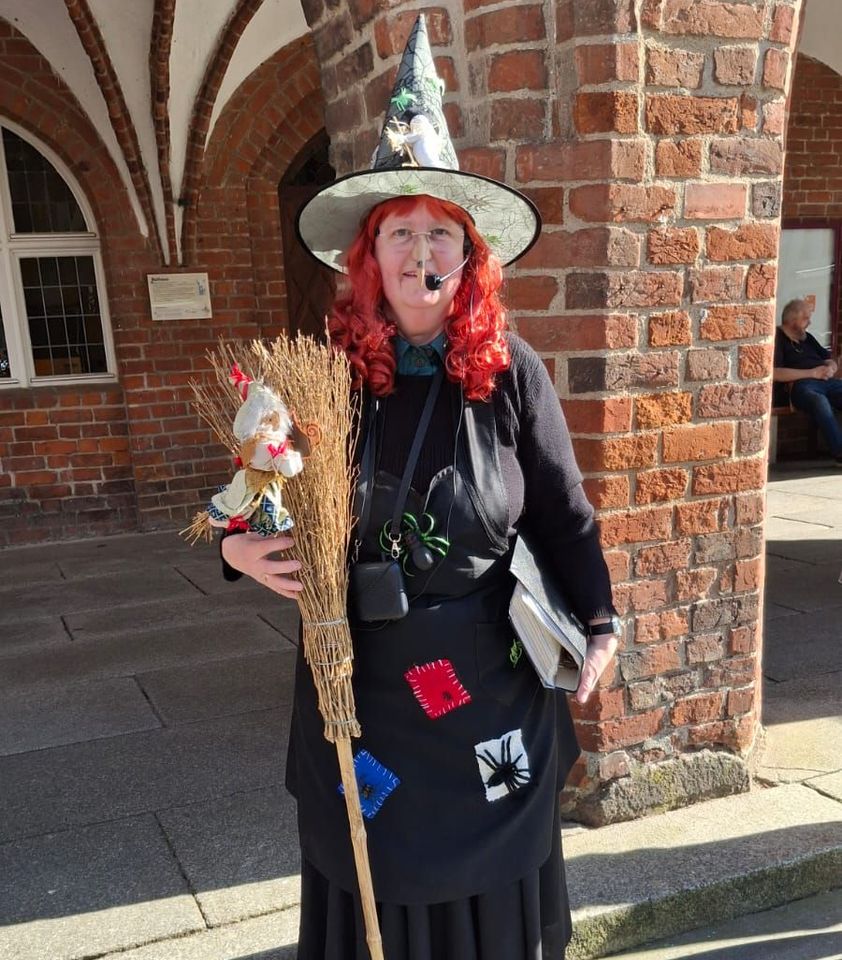 Stadtführerin Gudrun Rech als Hexe verkleidet vor dem Rathaus