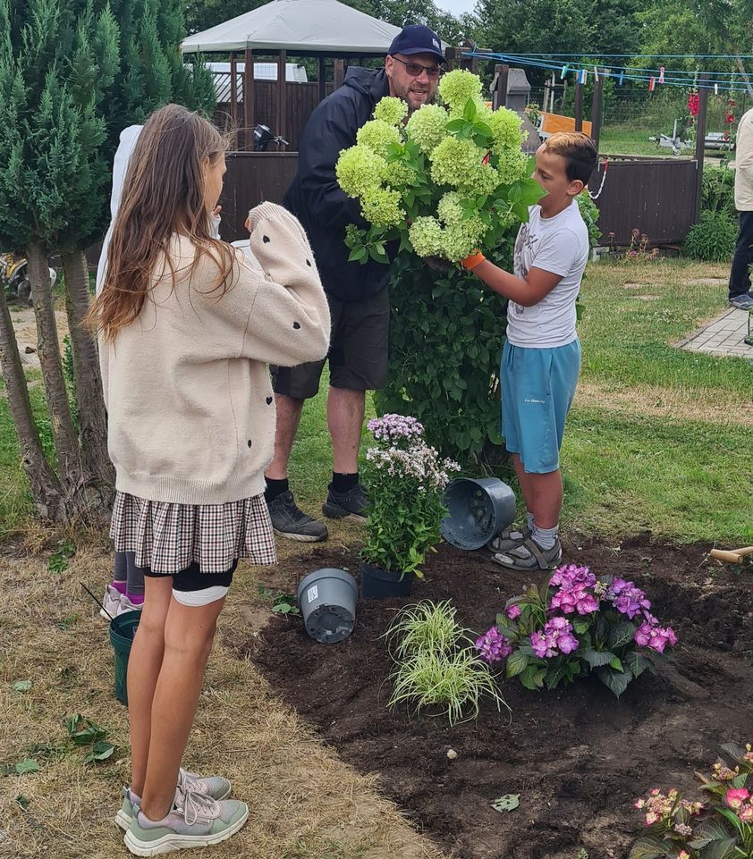 Kinder helfen beim Pflanzen.