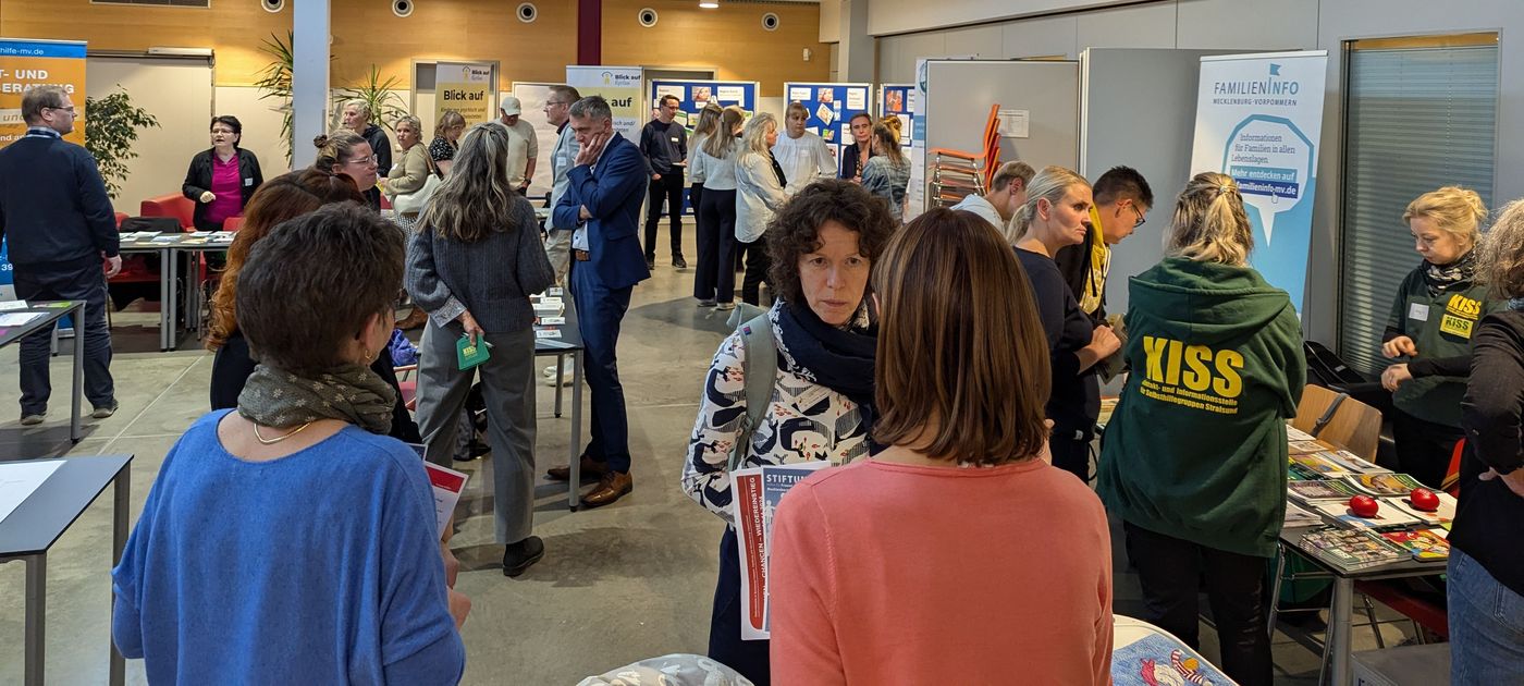 Besucher schauen sich die Infostände der Aussteller an