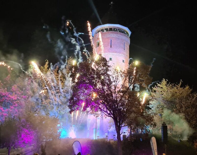 Wasserturm im Licht der Scheinwerfer und der großen Feuershow.