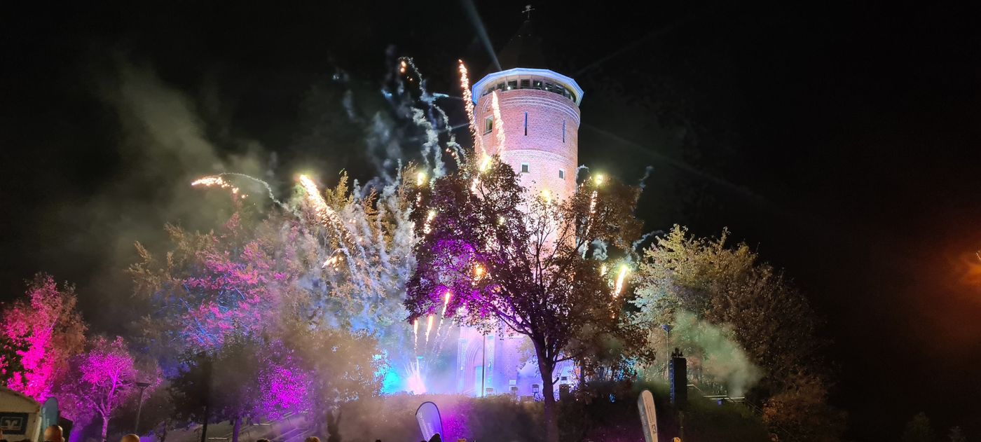Wasserturm im Licht der Scheinwerfer und der großen Feuershow.