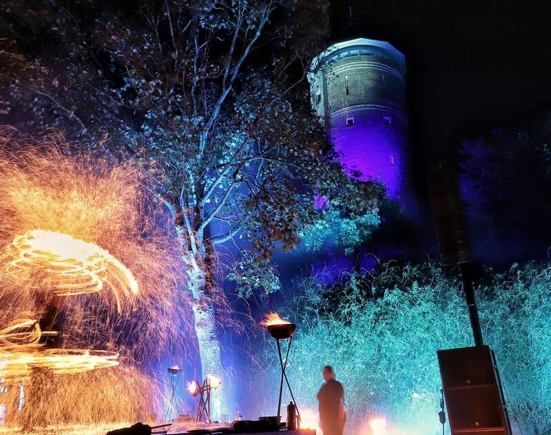 Wasserturm in Lichteffekte getaucht.