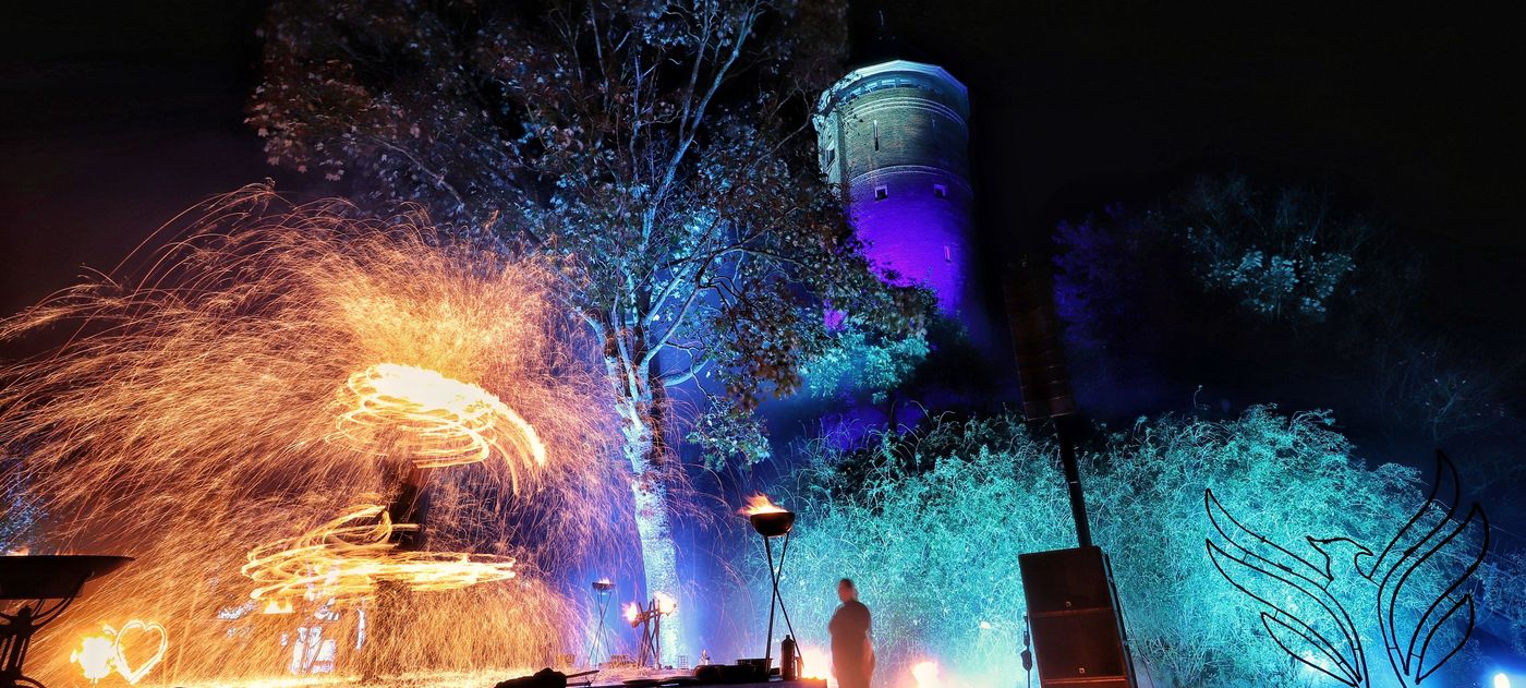 Wasserturm in Lichteffekte getaucht.