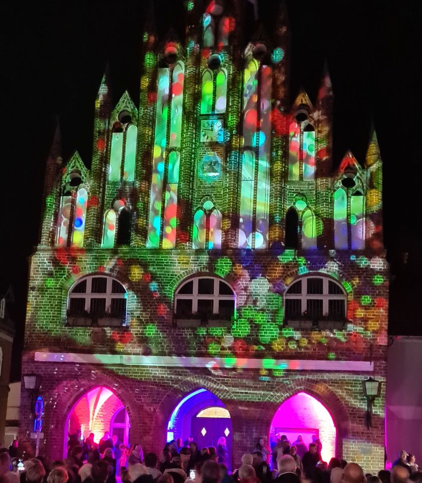 Das Rathaus im bunten Licht einer Videoperformance.