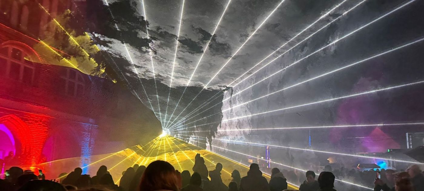 Das Bild zeigt die Lasershow auf dem Marktplatz.