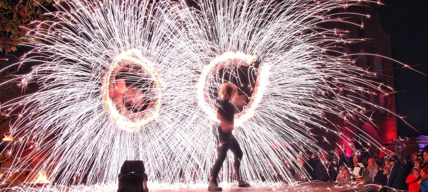 Artisten bei einer Feuershow.