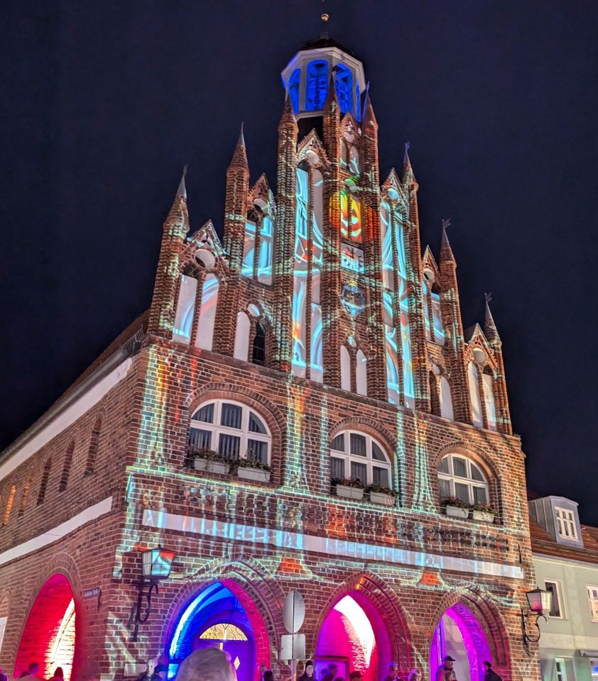 Videomapping am Rathaus. Zusehen sind barocke Bildmotive.