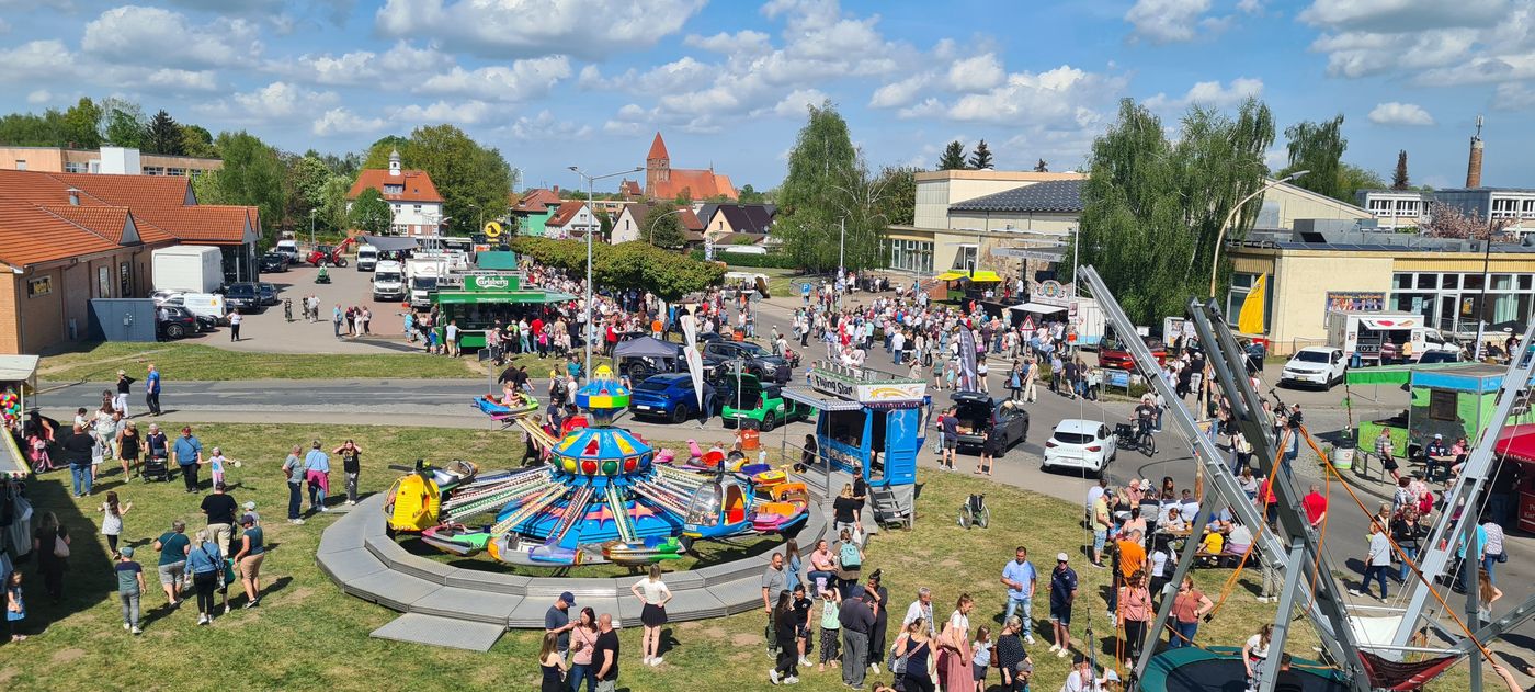Luftbild, aufgenommen aus dem Riesenrad, vom Festgelände.