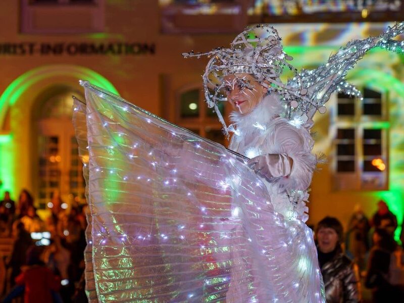 Lichterfee geht durch die Innenstadt