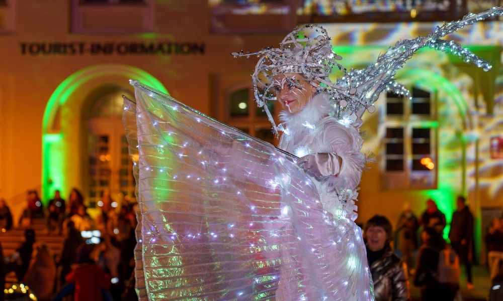 Lichterfee geht durch die Innenstadt