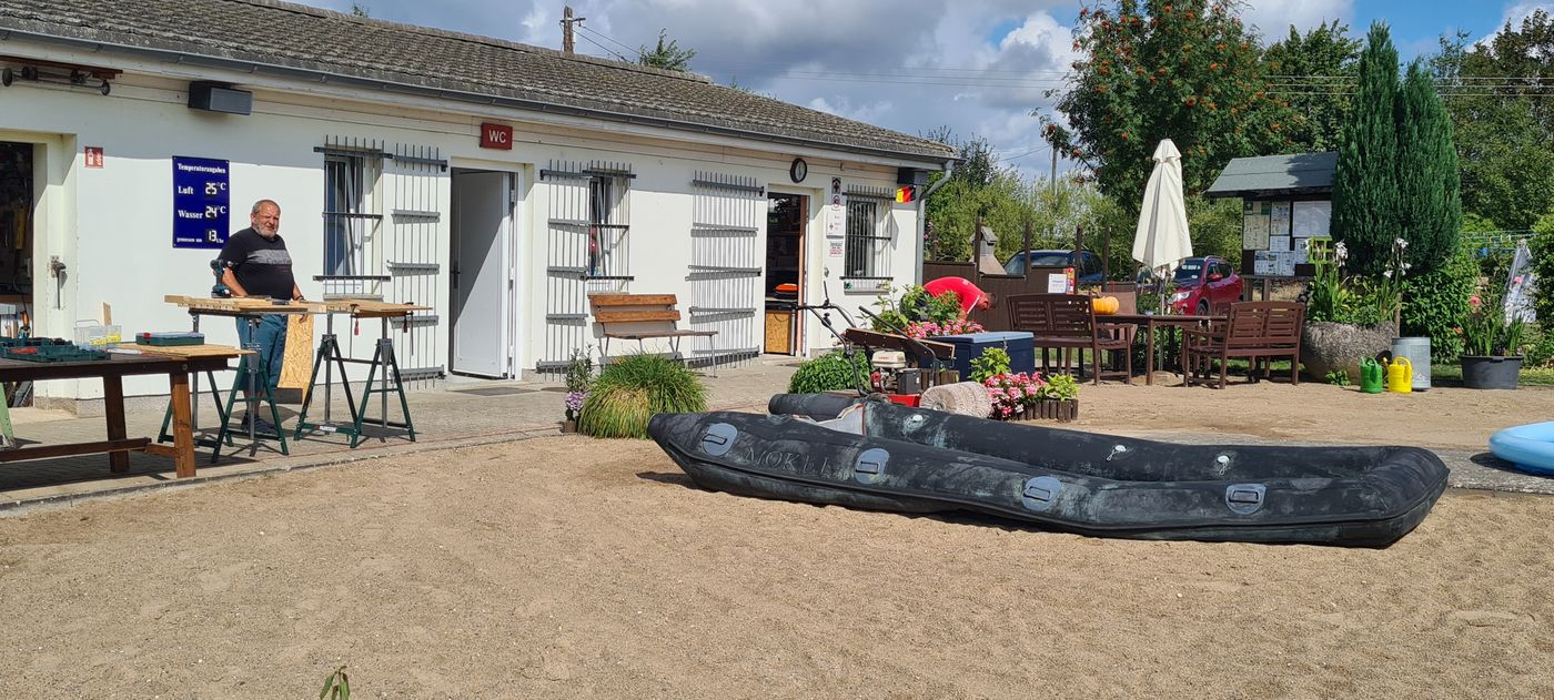 Mitarbeiter bei Reparaturarbeiten im Naturbad.