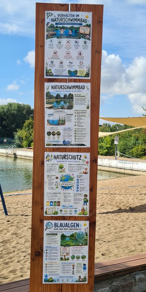 Schilder weisen auf den Blaualgenbefall hin.
