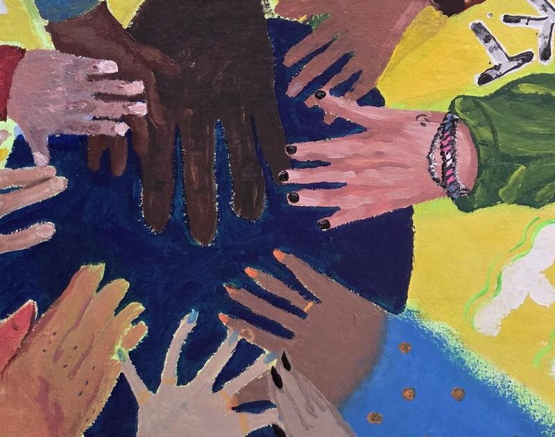 Gemalte Kinderhände beschützen die blaue Erde