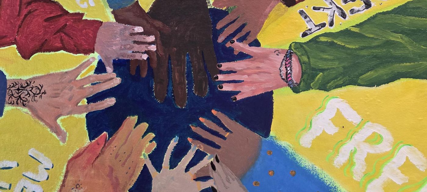 Gemalte Kinderhände beschützen die blaue Erde