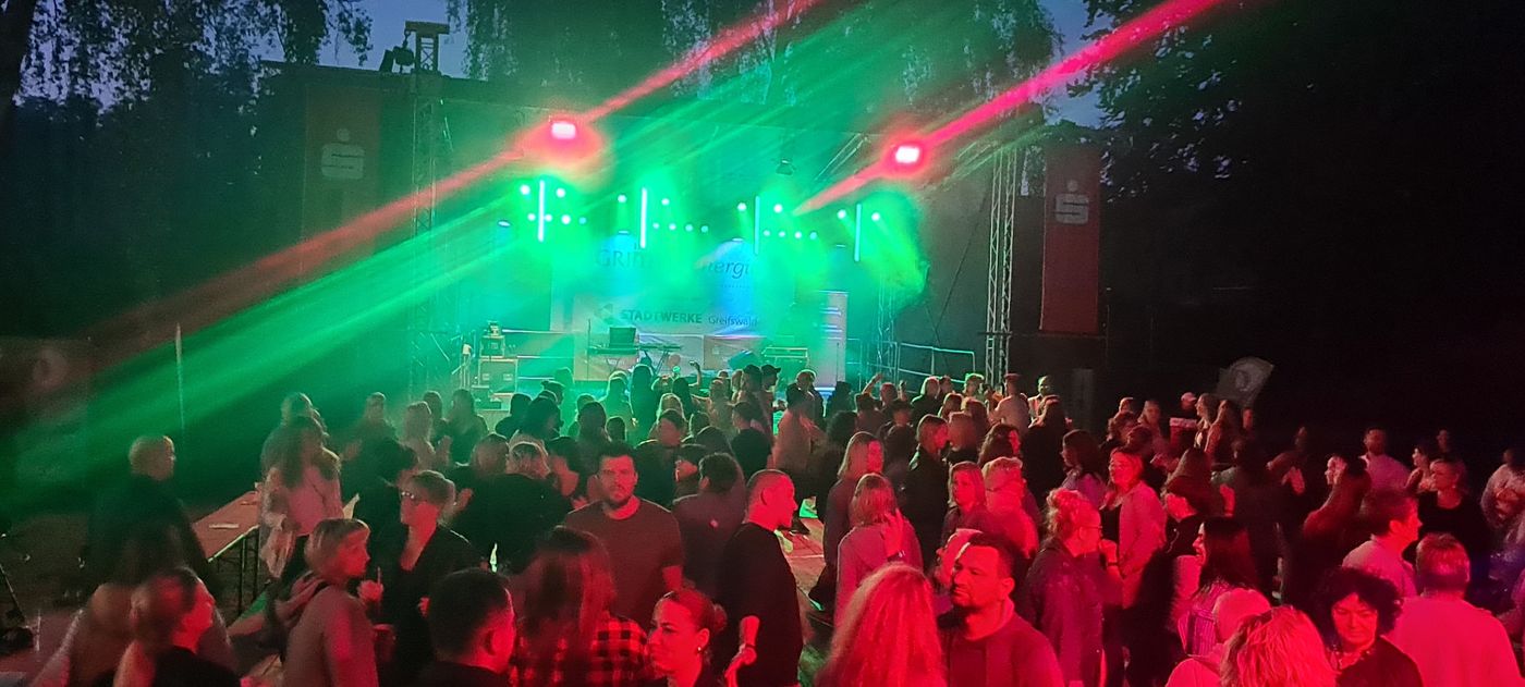 Partystimmung am Abend. Die Tanzfläche ist voll.