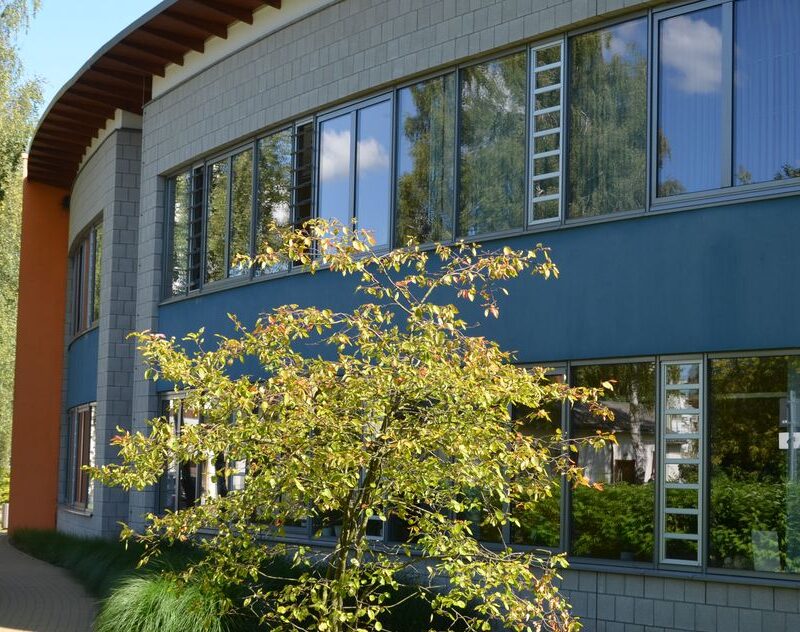 Das Bild zeigt die Außenansicht der Neubauer Schule in Grimmen.