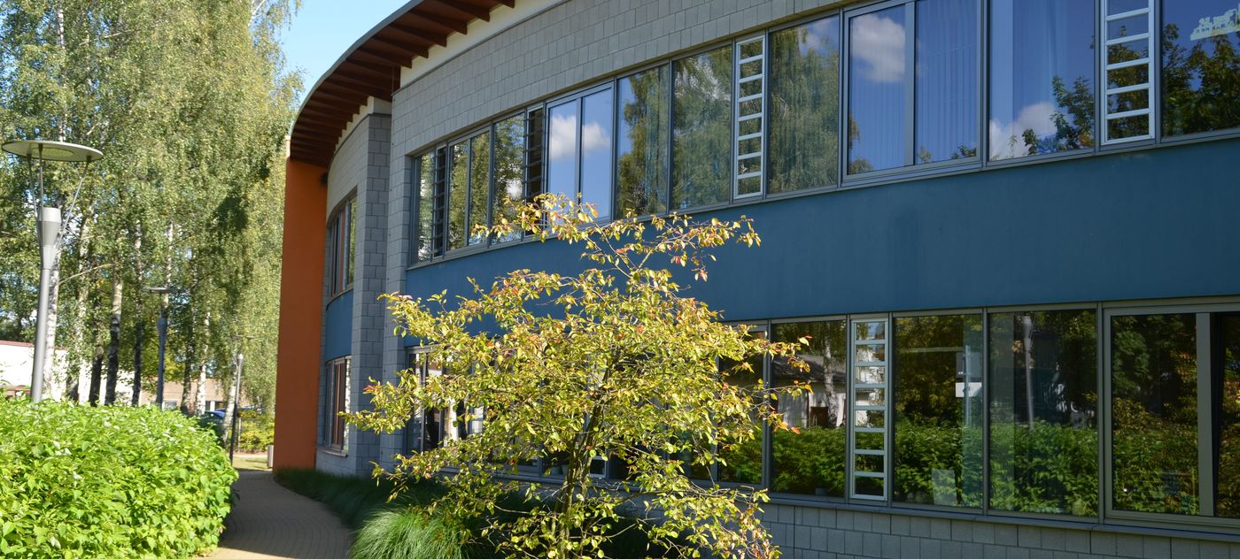 Das Bild zeigt die Außenansicht der Neubauer Schule in Grimmen.