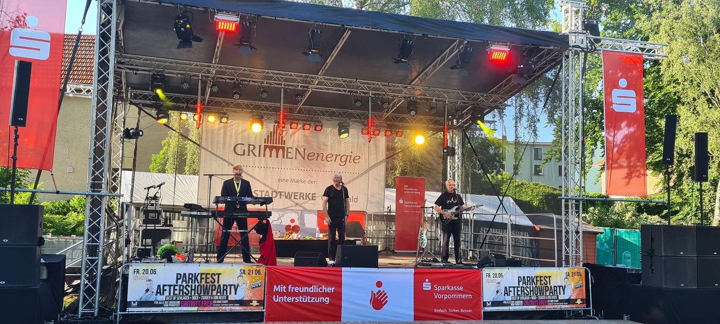 Auf der Bühne spielt eine Band.