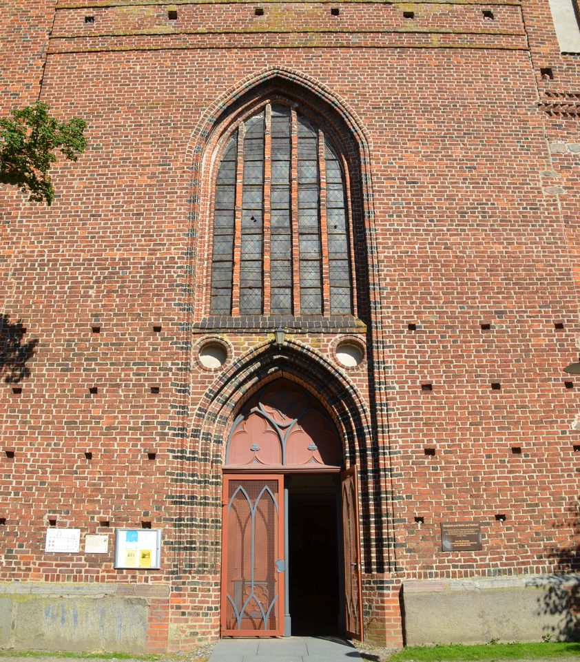 Blick auf das Eingangsportal der Marienkirche.