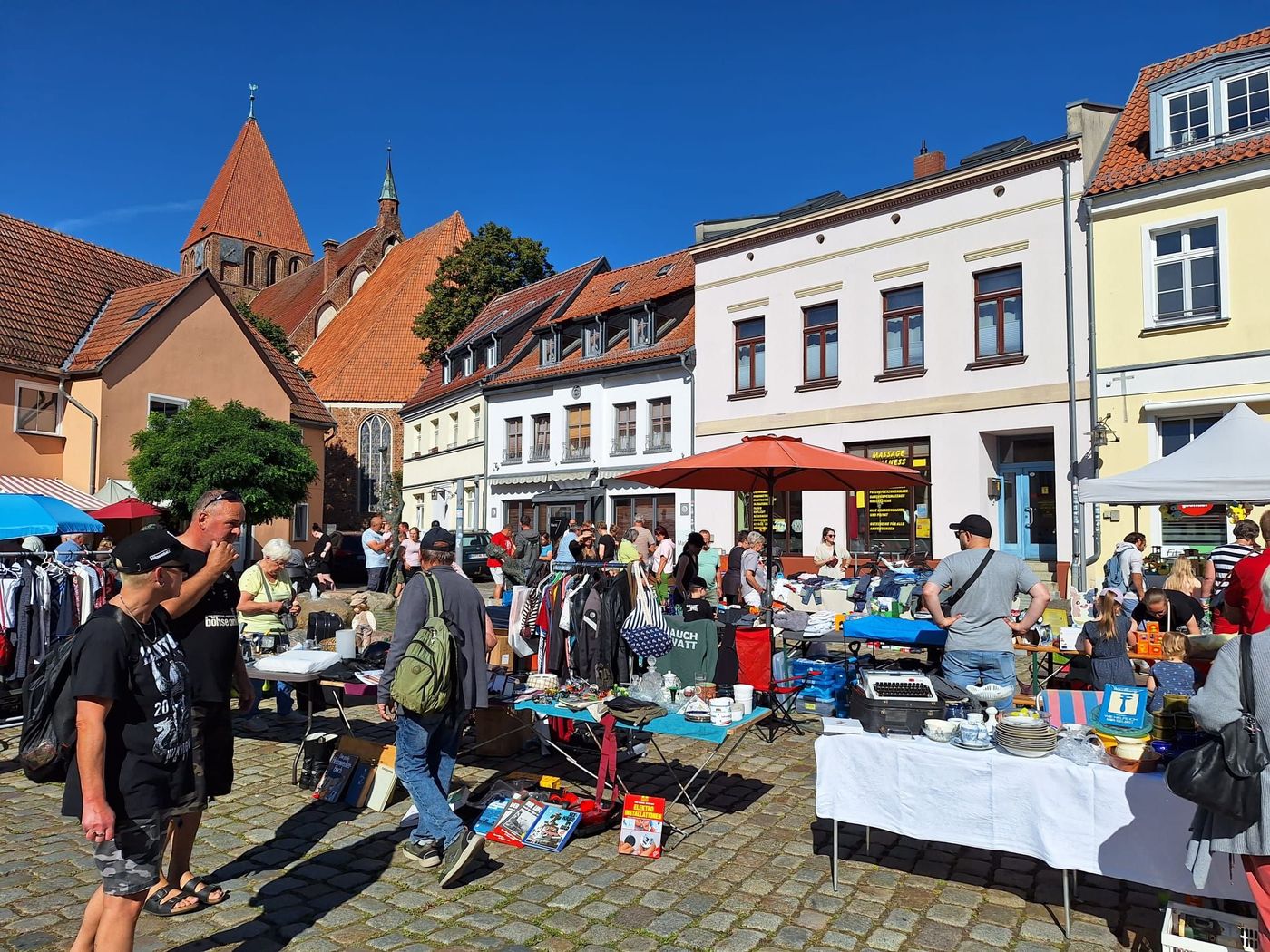 Buntes Händlertreiben auf dem Marktplatz.