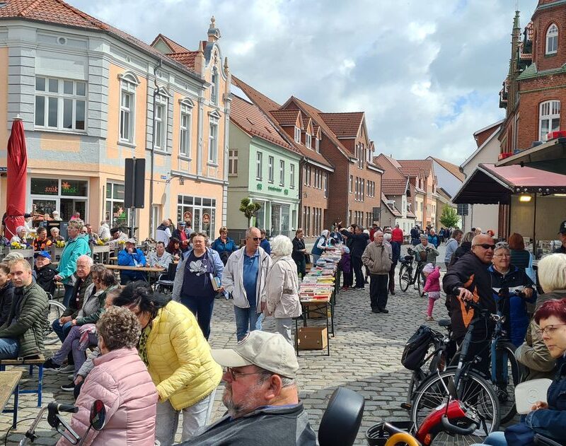 Buntes Treiben auf dem Marktplatz.